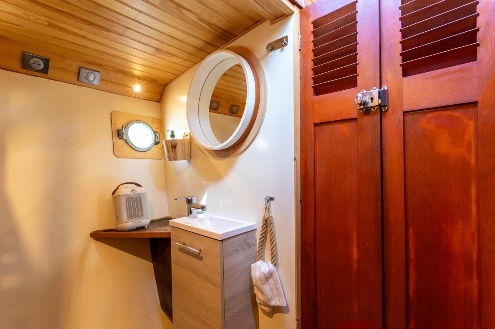 Bateau Le Nubian Hotel Narbonne Bagian luar foto